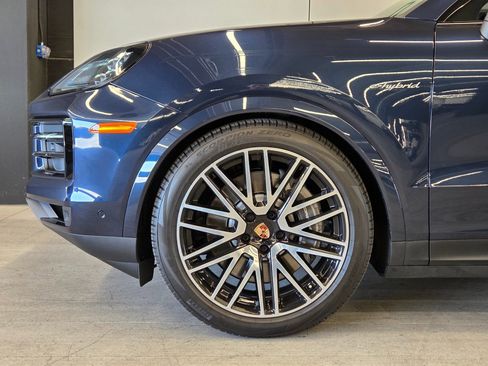 Certified 2026 Porsche Cayenne E-Hybrid Coupe AWD/4WD image 9
