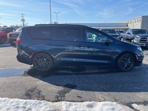 Used 2021 Chrysler Pacifica Touring-L w/ Uconnect Theater Family Group image 4