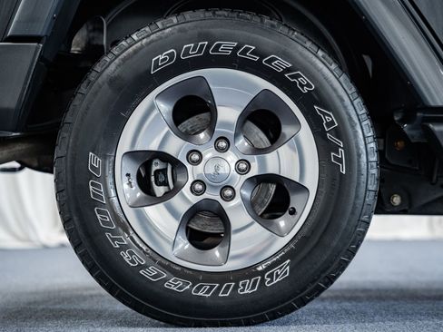 Used 2017 Jeep Wrangler Unlimited Sahara w/ Connectivity Group image 17