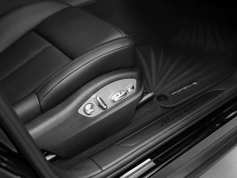 Certified 2025 Porsche Macan image 18