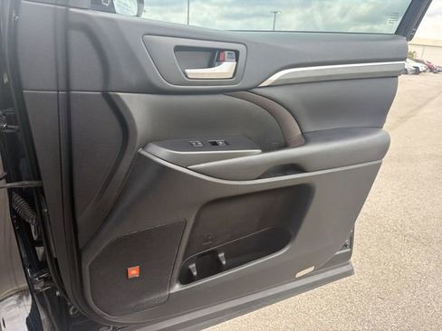 Used 2019 Toyota Highlander Limited FWD image 44