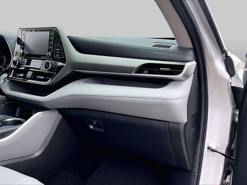 Used 2022 Toyota Highlander XLE FWD image 19
