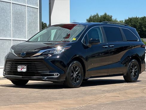 Used 2023 Toyota Sienna XLE FWD image 8