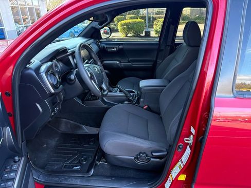 Used 2019 Toyota Tacoma TRD Off-Road w/ Technology Package image 11