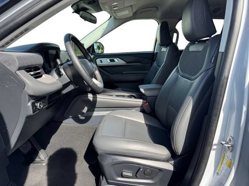 Used 2025 Ford Explorer Active w/ Active Comfort Package RWD image 9