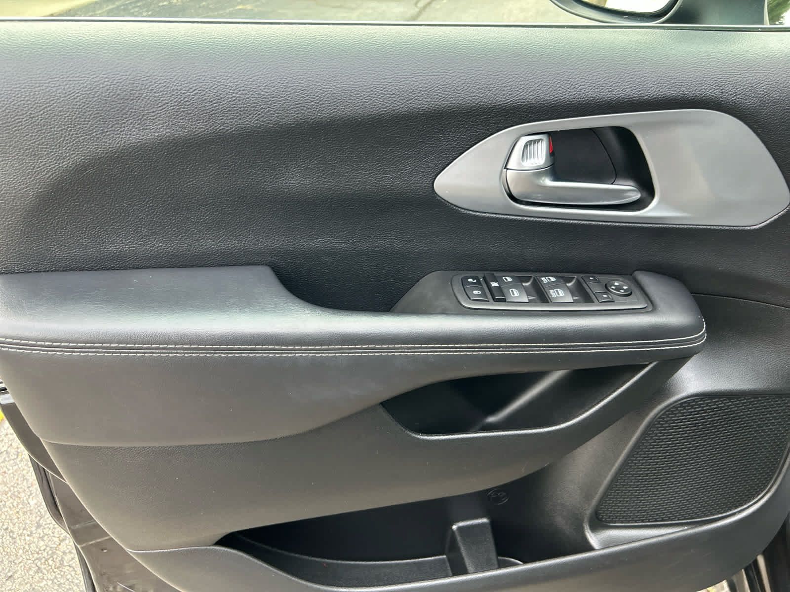 Used 2023 Chrysler Pacifica Touring FWD image 10