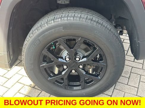 Used 2024 Jeep Grand Cherokee Altitude AWD/4WD image 13