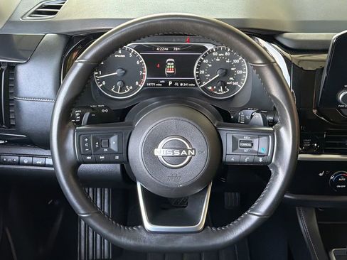 Used 2025 Nissan Pathfinder SV image 4