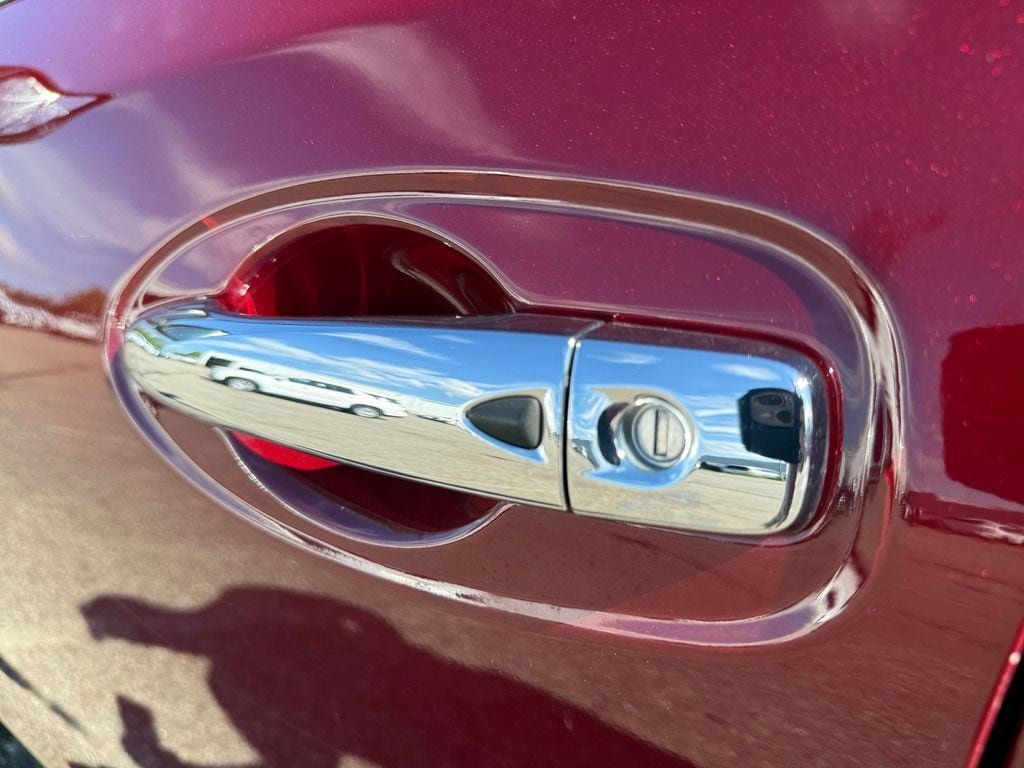 Used 2018 Nissan Rogue SV AWD/4WD image 30