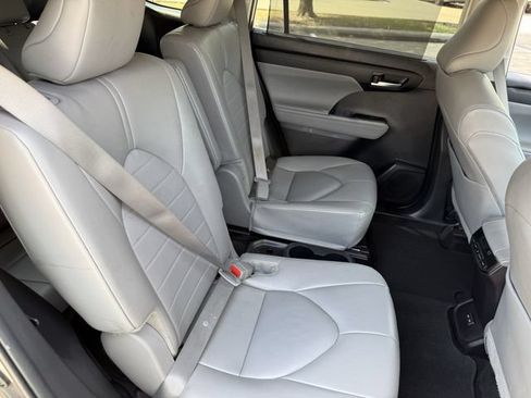 Certified 2024 Toyota Highlander XLE FWD image 29