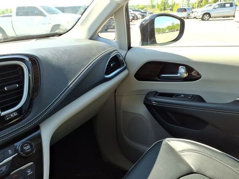Used 2023 Chrysler Pacifica Limited AWD/4WD image 13