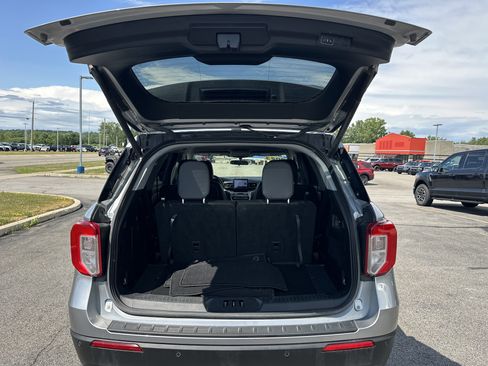 Used 2023 Ford Explorer XLT w/ Equipment Group 202A AWD/4WD image 9