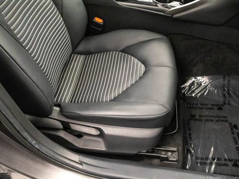 Used 2020 Toyota Camry SE w/ Moonroof Package image 33