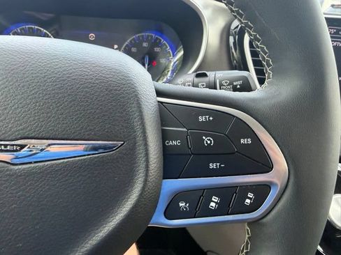 Used 2024 Chrysler Pacifica Touring-L FWD image 19