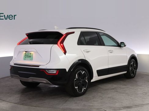 Used 2023 Kia Niro Wave FWD image 3