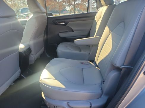 Certified 2023 Toyota Highlander XLE image 16