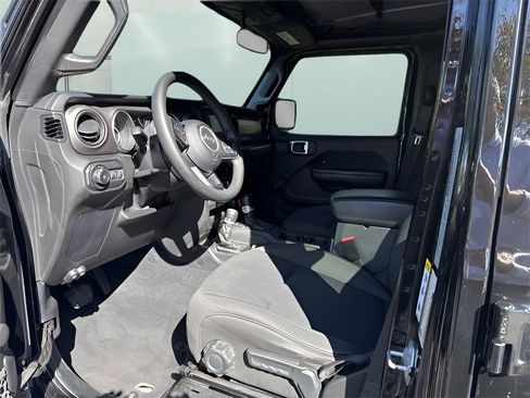 Used 2018 Jeep Wrangler Unlimited Sport image 13