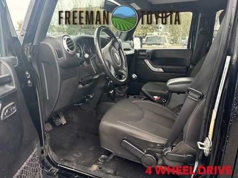 Used 2016 Jeep Wrangler Unlimited Sahara w/ Connectivity Group image 7