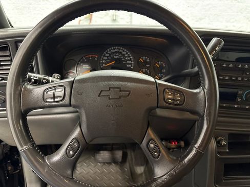 Used 2004 Chevrolet Silverado 2500 LS w/ Heavy-Duty Power Package AWD/4WD image 22
