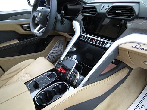 Used 2022 Lamborghini Urus AWD/4WD image 26