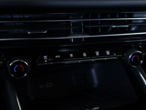 Used 2024 Chevrolet Traverse LT image 17