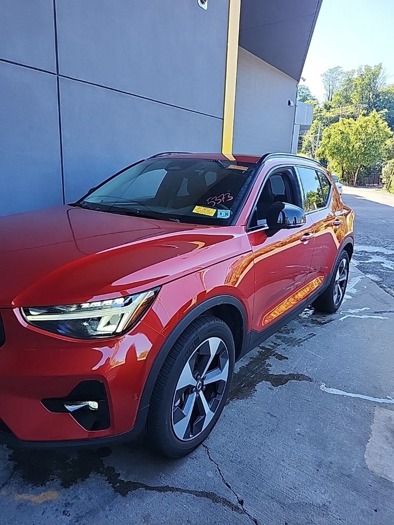 Certified 2025 Volvo XC40 B5 Plus AWD/4WD image 2