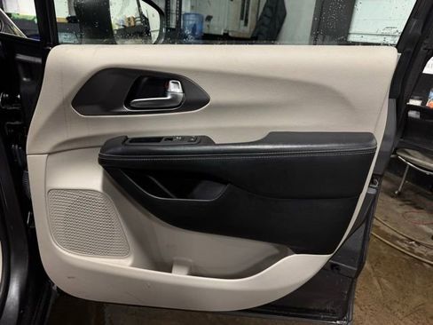 Used 2022 Chrysler Pacifica Touring-L image 15