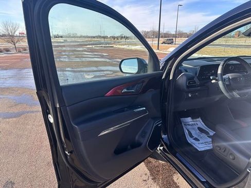 Used 2025 Chevrolet Traverse RS image 11