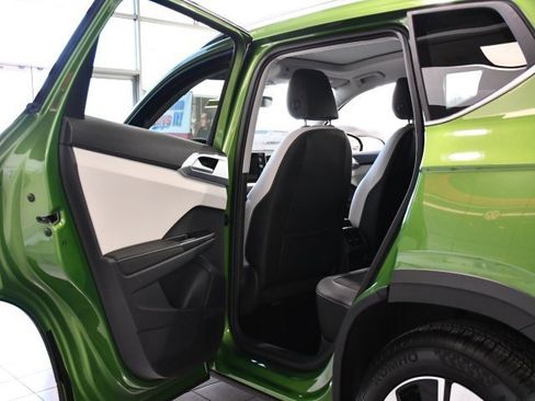 New 2026 Volkswagen Taos SE image 12