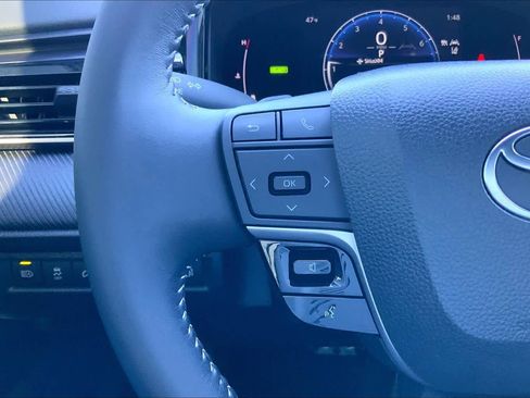 Used 2025 Toyota Camry SE w/ Convenience Package image 24