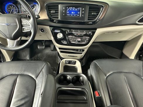 Used 2017 Chrysler Pacifica Touring-L image 36