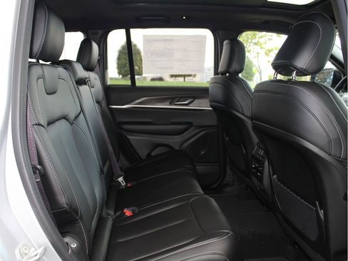 New 2025 Jeep Grand Cherokee Limited w/ Black Appearance Package image 32