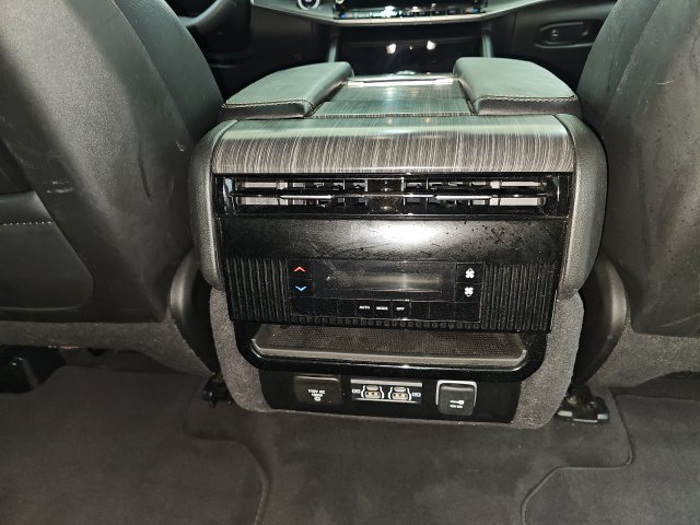 Used 2024 Jeep Wagoneer L Series II w/ Flexible Seating Group AWD/4WD image 13