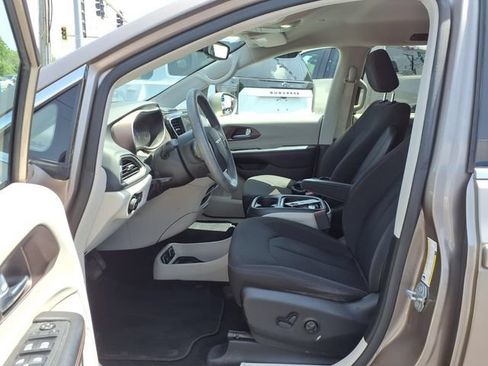 Used 2018 Chrysler Pacifica Touring Plus w/ Tire & Wheel Group FWD image 18