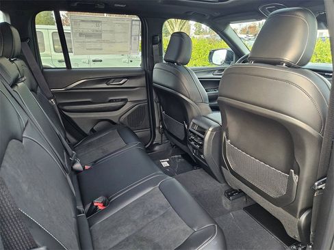 New 2025 Jeep Grand Cherokee Altitude image 34