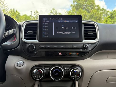 Used 2022 Hyundai Venue Limited FWD image 16