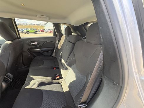 Used 2019 Jeep Cherokee Latitude w/ Cold Weather Group image 21