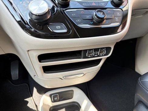 Used 2023 Chrysler Pacifica Touring-L FWD image 26