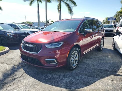 Used 2023 Chrysler Pacifica Limited image 32