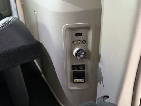 Used 2015 Chrysler Town & Country Touring FWD image 40