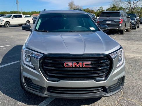 Used 2024 GMC Terrain SLE w/ Driver Convenience Package image 2