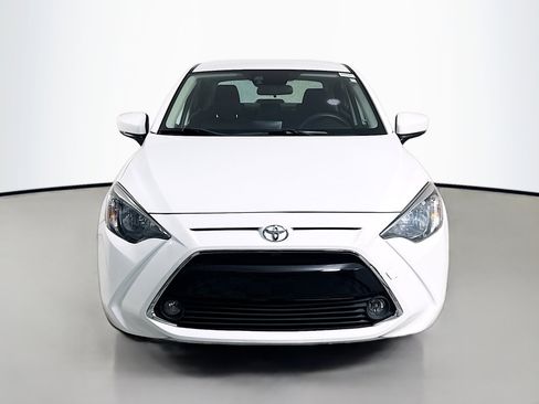 Used 2019 Toyota Yaris L image 2
