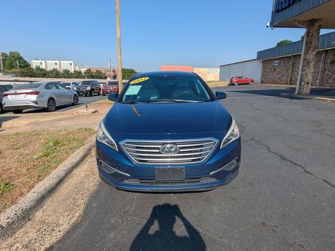 Used 2017 Hyundai Sonata SE FWD image 2