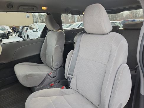 Used 2015 Toyota Sienna LE image 25