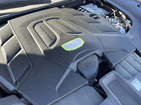 Certified 2022 Porsche Cayenne Platinum Edition image 35