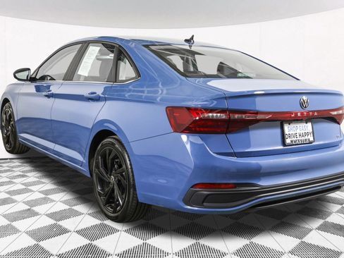 Used 2025 Volkswagen Jetta SE w/ Black Wheel Package image 17