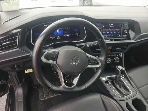 Used 2024 Volkswagen Jetta SE FWD image 2