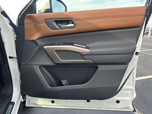 Used 2024 Nissan Pathfinder Platinum image 10