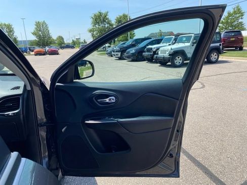 Used 2020 Jeep Cherokee Trailhawk w/ Cold Weather Group AWD/4WD image 29