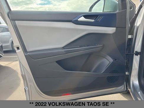 Used 2022 Volkswagen Taos SE w/ Panoramic Sunroof Package image 12